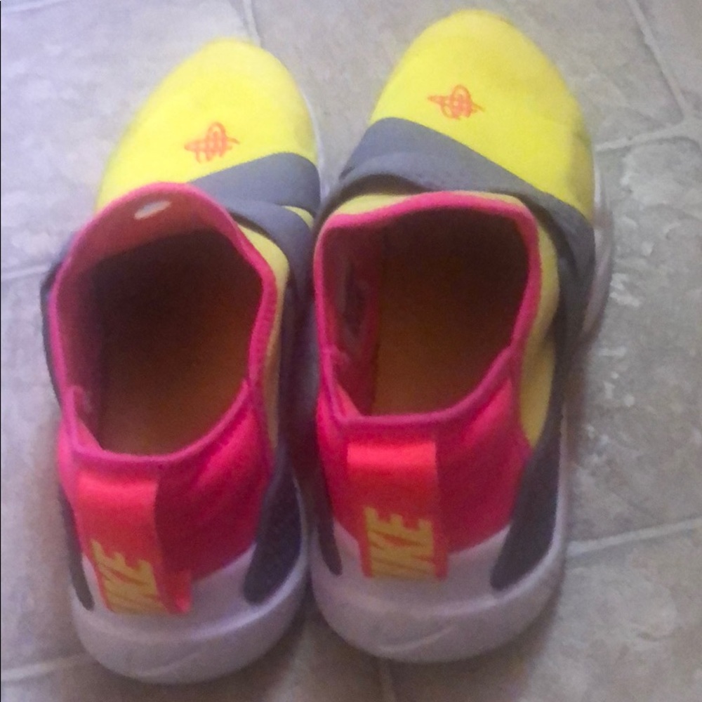 Nike huarache fits 7.5/8 in women FIRM